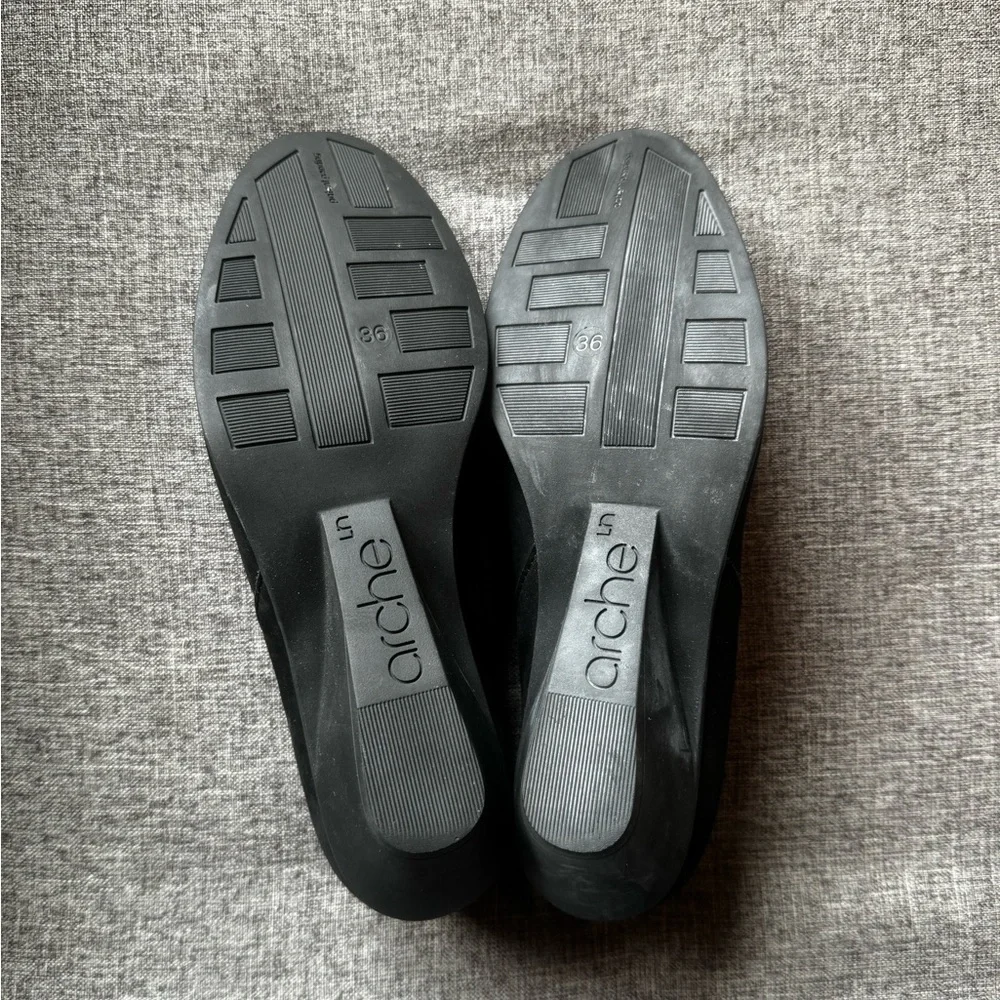 Arche wedge pumps